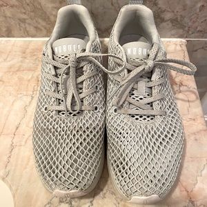 NoBull sneakers light gray Women’s size 9 lots of life left!